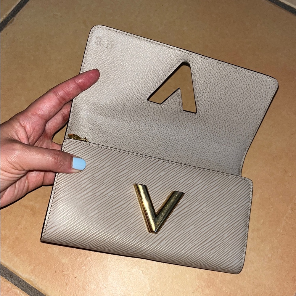 Authentic Louis Vuitton Twist Lock Wallet in Taupe with Gold Hardware LV - Picture 5 of 13
